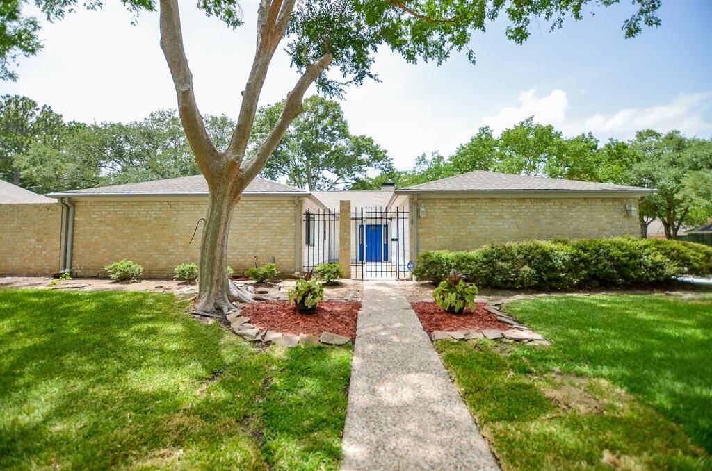 Welcome home to 1702 Chery Bend!