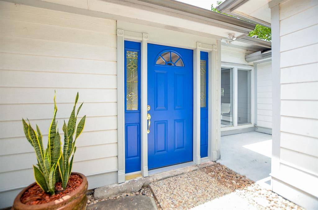 Cool blues set the tone. Come on in.