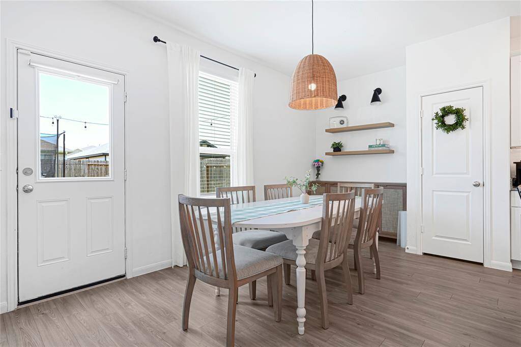 Seamless flow from kitchen to dining—ideal for family meals and entertaining.