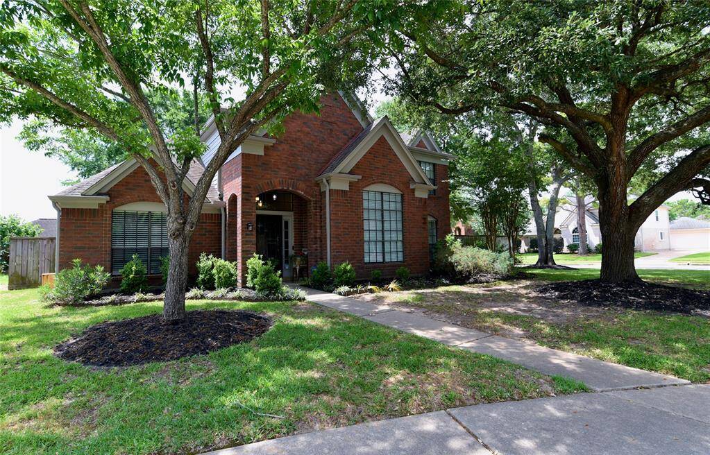 Welcome to 18411 Arrow Flint Cove in Barkers Ridge. Zoned to Katy ISD schools and in a great location near medical, retail, restaurants and commuter routes.