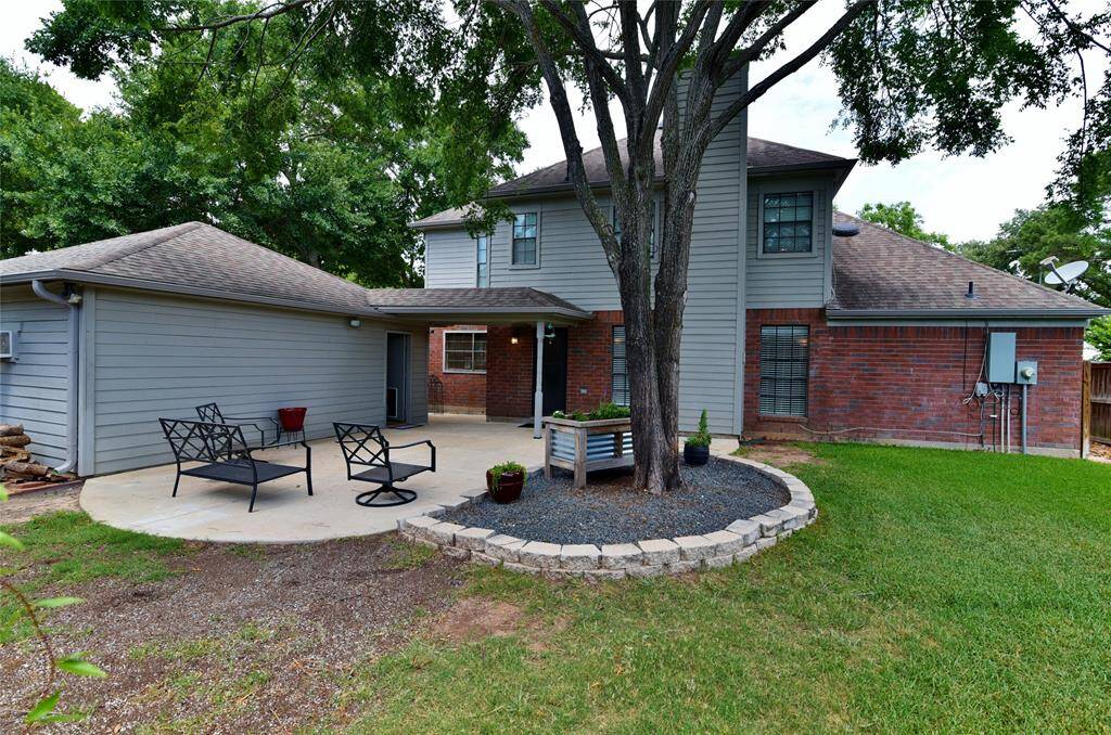 Alternate view of the back of the house and patio area....