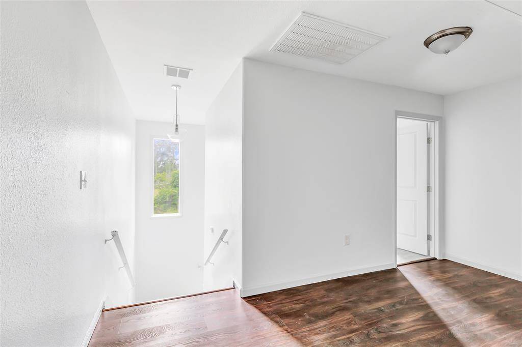 Large secondary bedroom