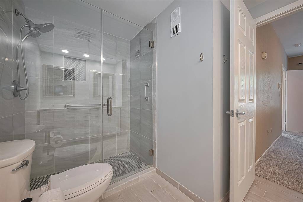 Transform your bathing experience with a stunning Larke walk-in shower.