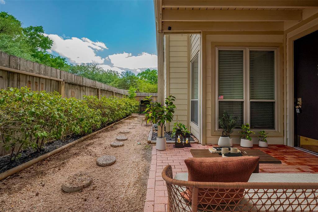 Experience the charm of this spacious side yard patio, perfect for outdoor gatherings and relaxation! Plus, enjoy the convenience of two storage units and new windows for efficiency. Don't miss out on this fantastic opportunity!