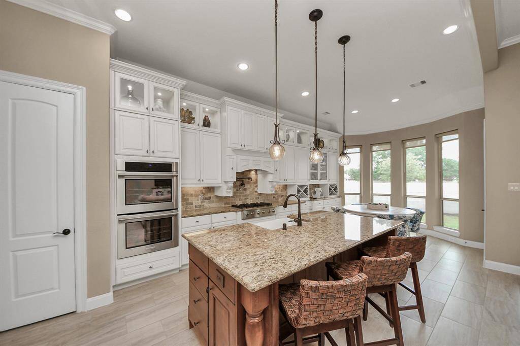 Room for everyone in this Kitchen!