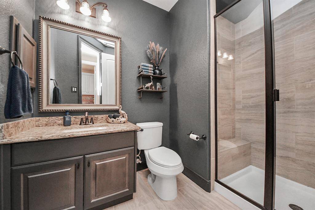 Full bath between Primary Bedroom and Bedroom 2