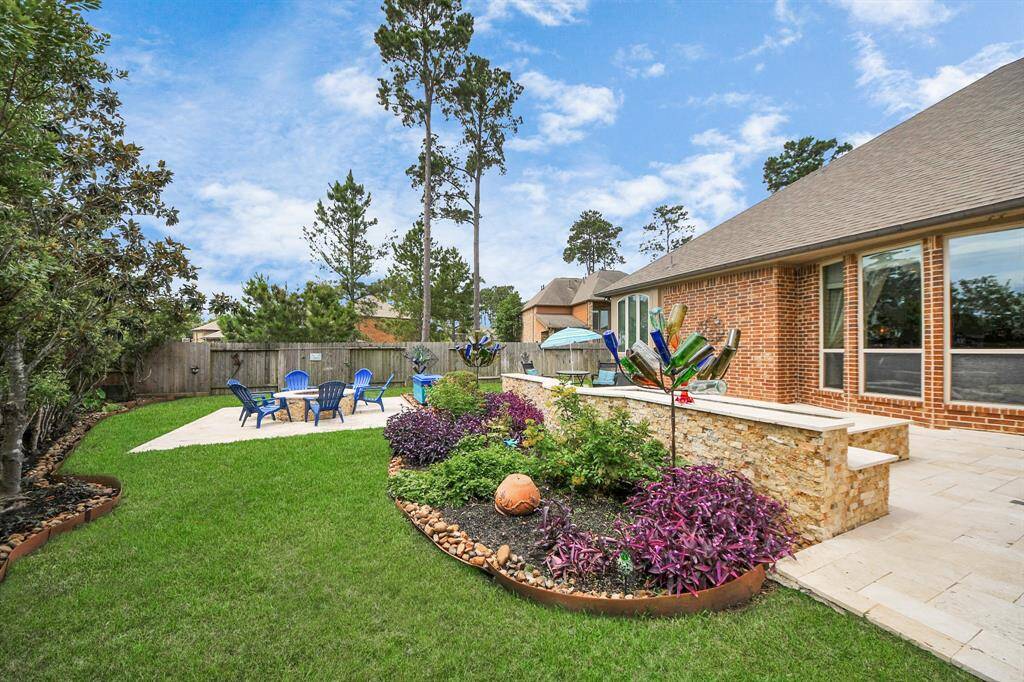 Beautiful landscaping everywhere you look!