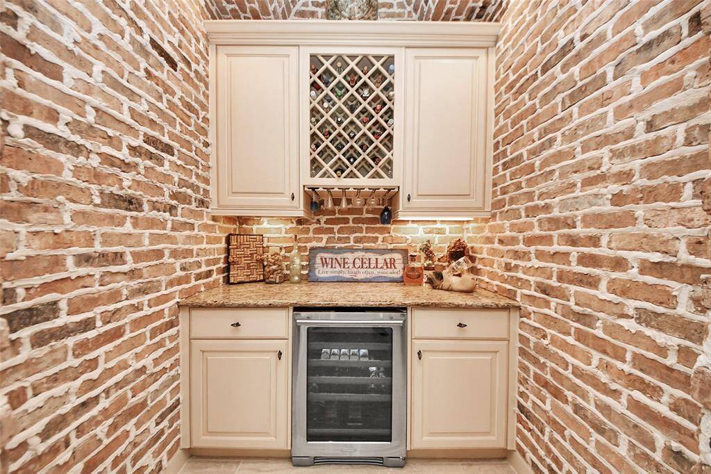 Love the brick walls!
