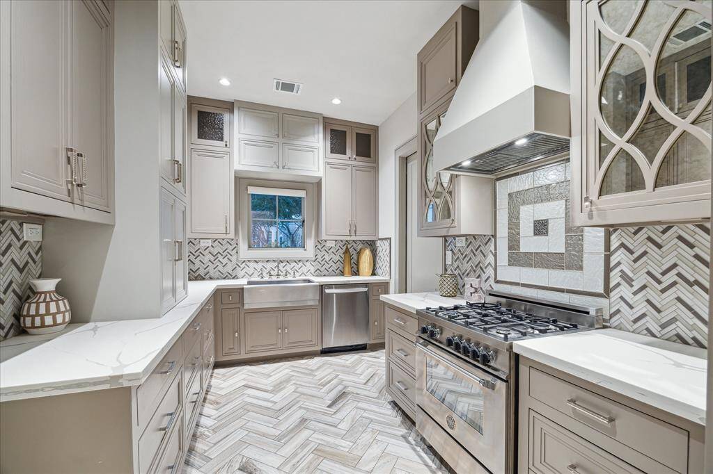 Full catering kitchen with high end appliances
