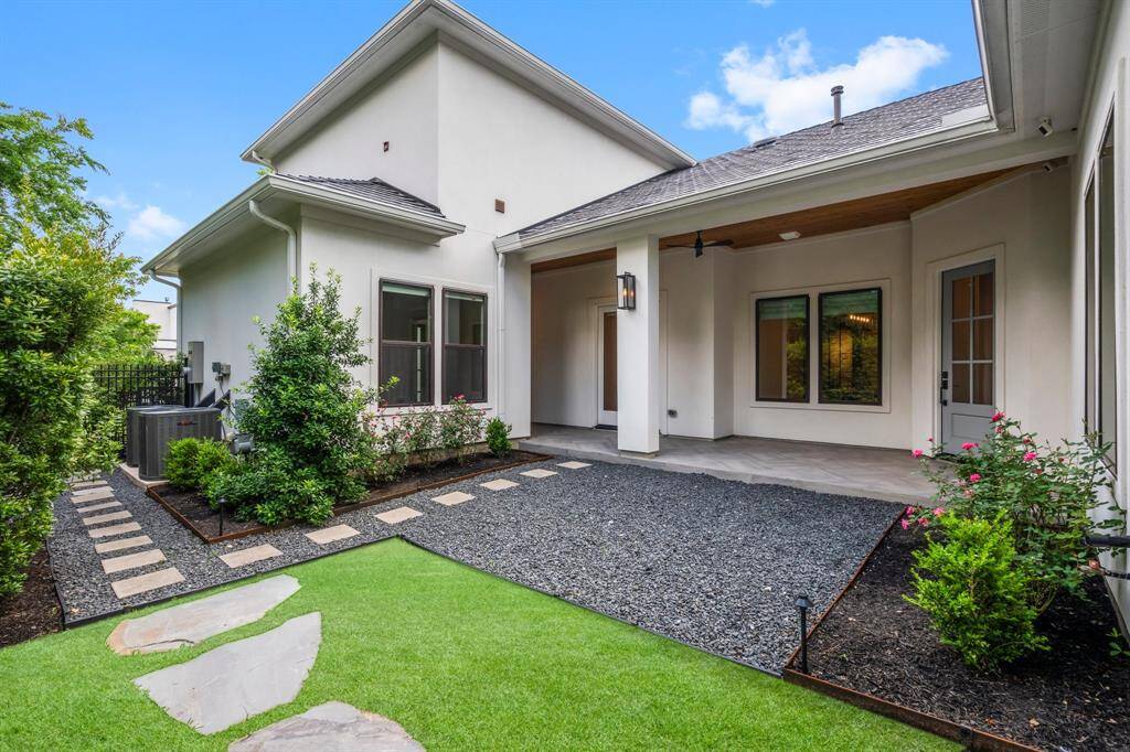 Immaculate Courtyard with step stone paths