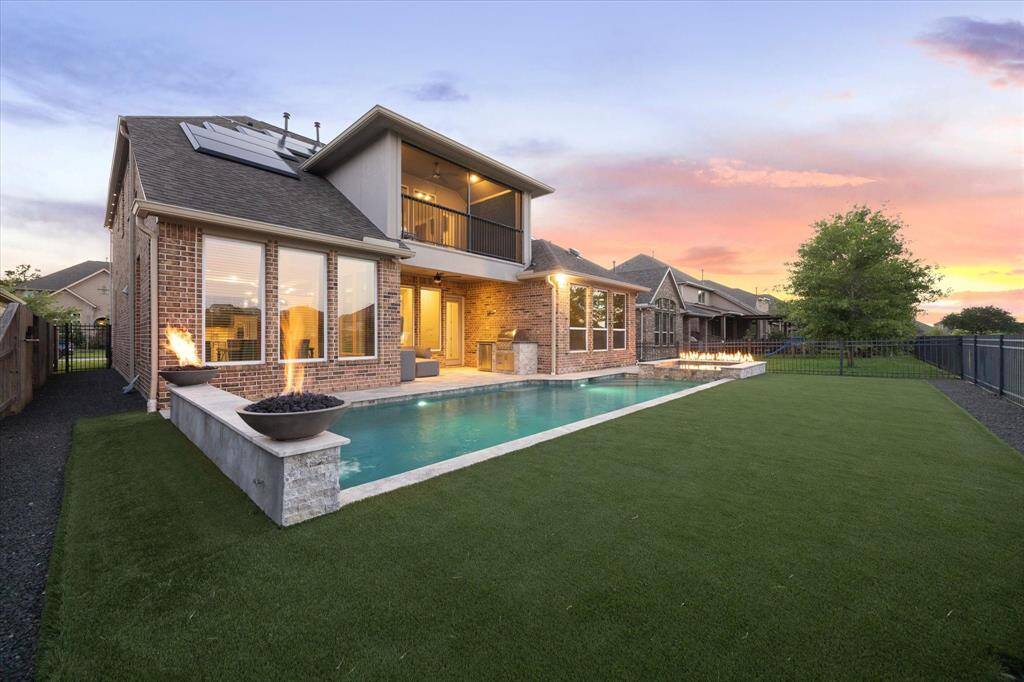 The pool has 3 fire features. 2 fire domes and a fire pit by the hot tub.