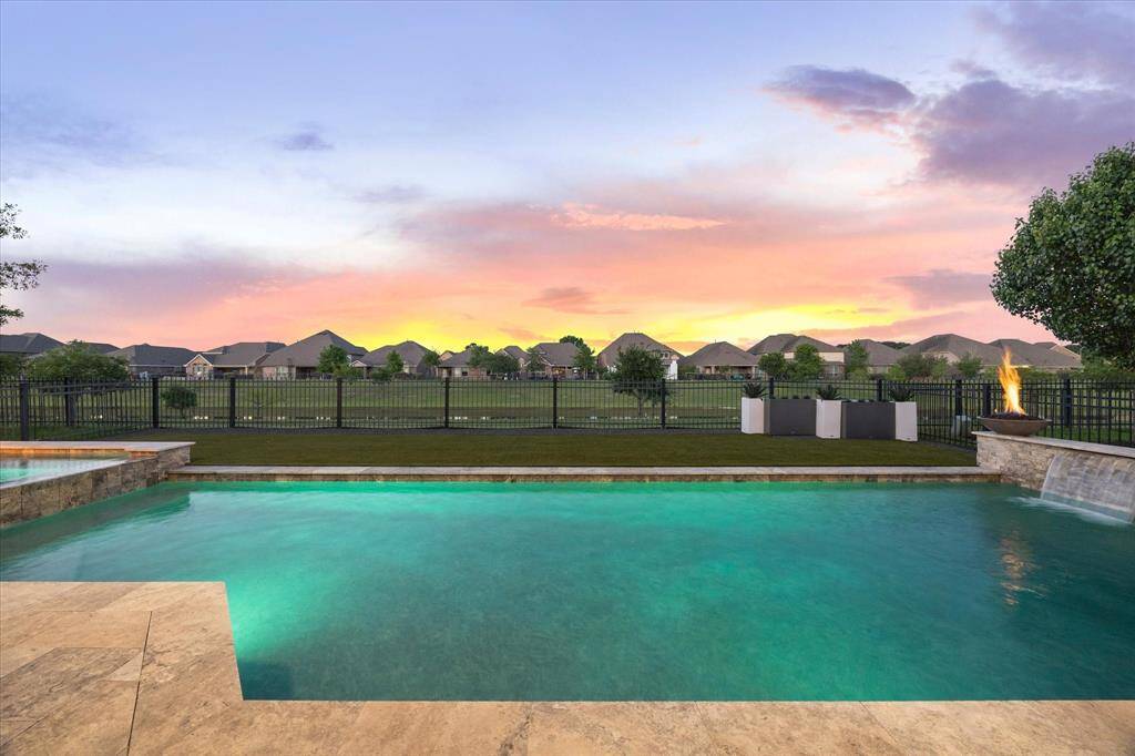 A peaceful waterfall feature for the most relaxing ambience.