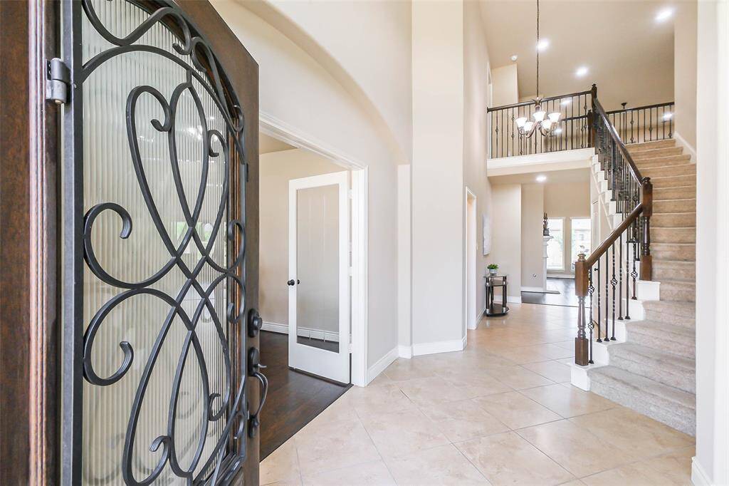 Inviting entrance with high ceilings