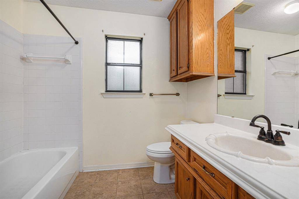 Full Bathroom 1