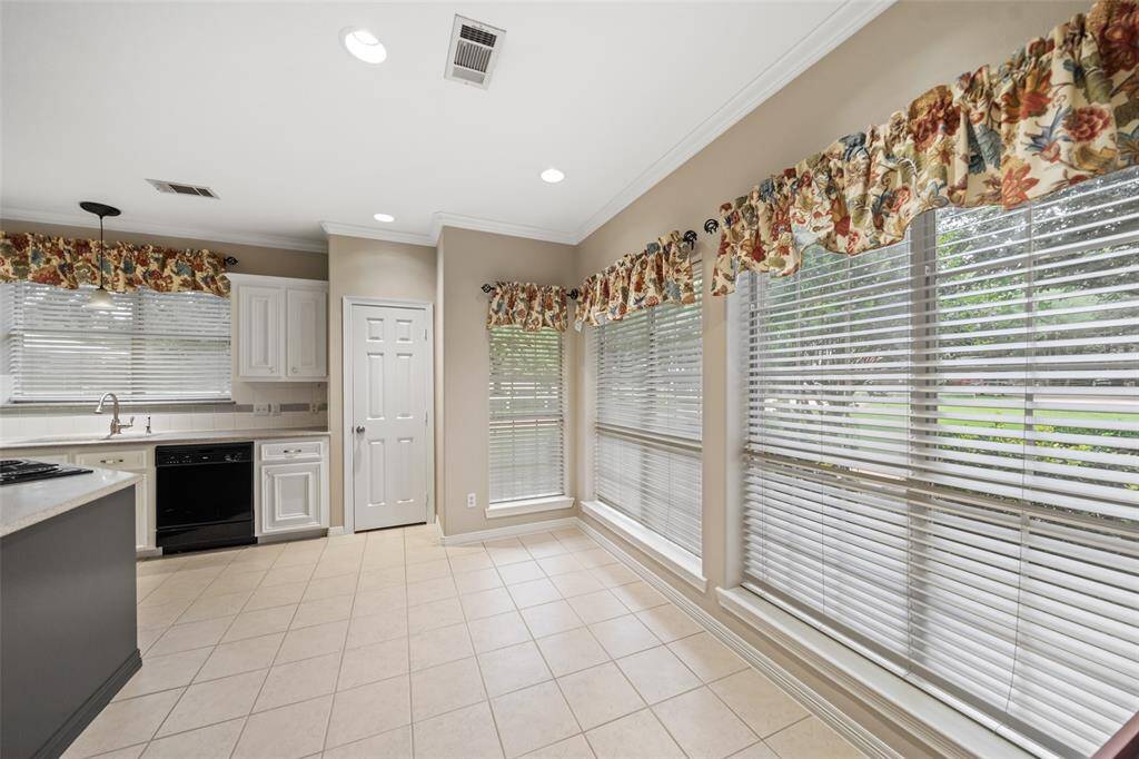 Enjoy casual meals with your favorite people surrounded by oversized windows with amazing views. This beautiful breakfast area offers the ideal space to enjoy good food and great conversation with the people you love the most.