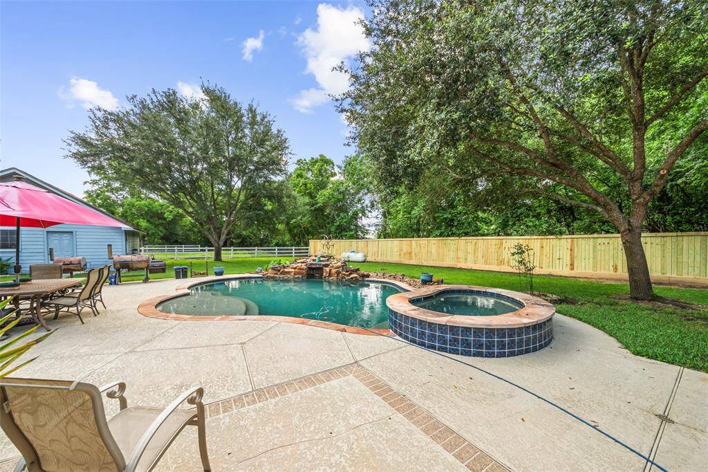 Texas summers just can’t be beat when you’re cooling off in your own sparkling pool and spa! Surrounded by lush green space and mature trees, this backyard retreat is ready for relaxing afternoons and unforgettable gatherings.