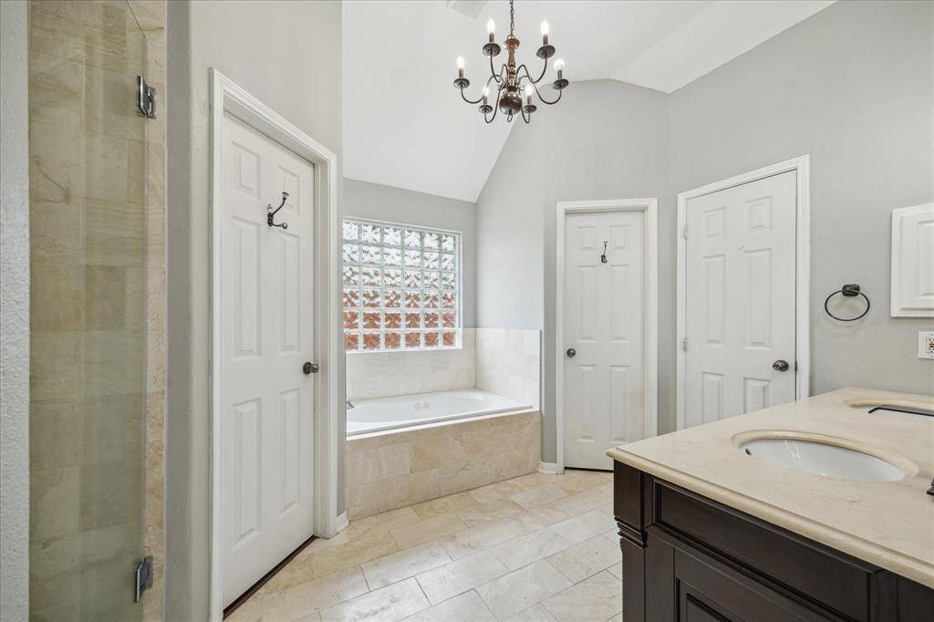 Upgraded on-suite primary bath