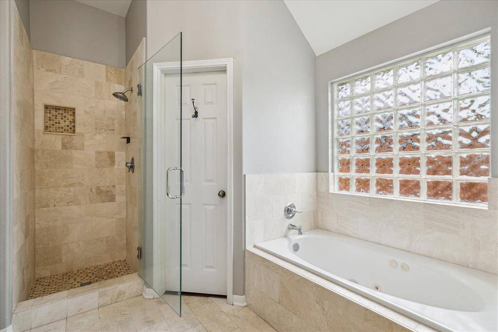 Primary bath has 2 walk-in closets