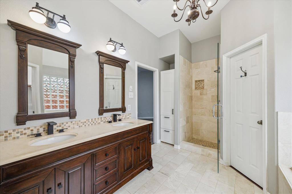 Dual sink on primary bath with separate shower and jetted tub