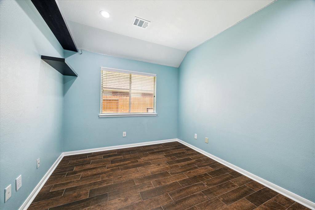 Secondary bedroom with closet