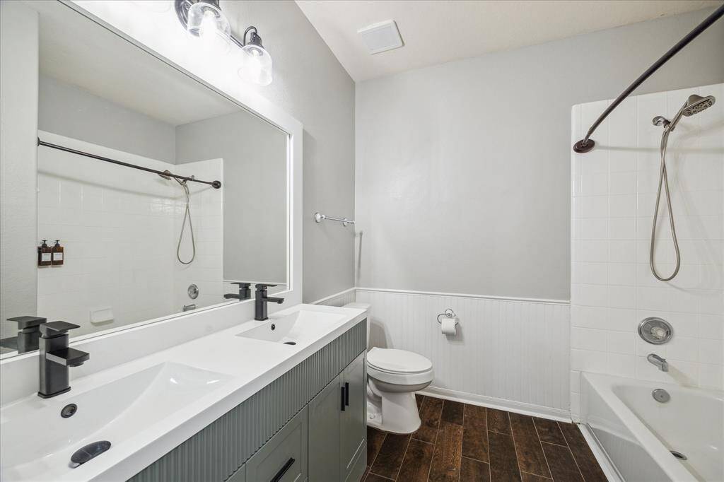 Secondary bath with dual sink.