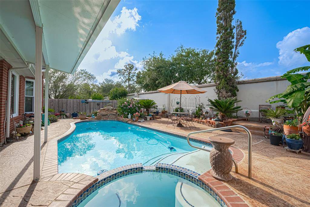 The pool and spa were re-tiled and re-plastered in 2021. offering a fresh modern look
