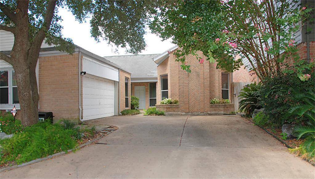 2118 Linea Del Pino. 1 story, 3 bedroom in quiet neighborhood of Briar Wood. Photos are before tenants moved in.
