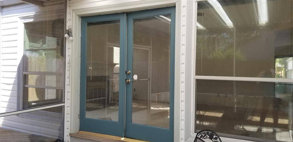 Endlosed screened in porch.