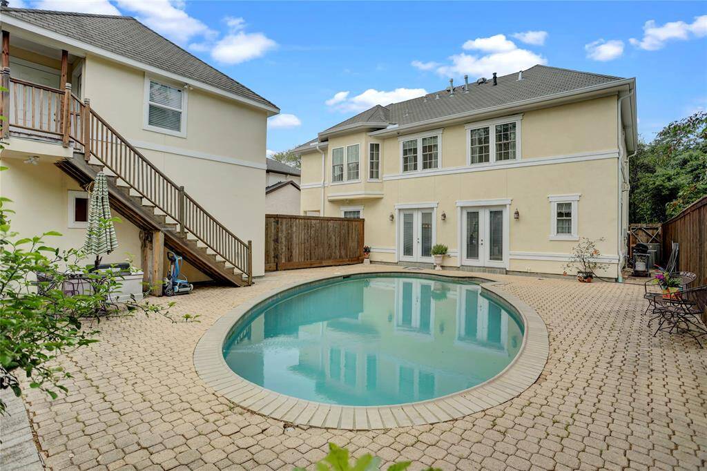 The large oval swimming pool is perfect for relaxing or hosting guests. Big enough for lots of people and well-maintained by the current owners.