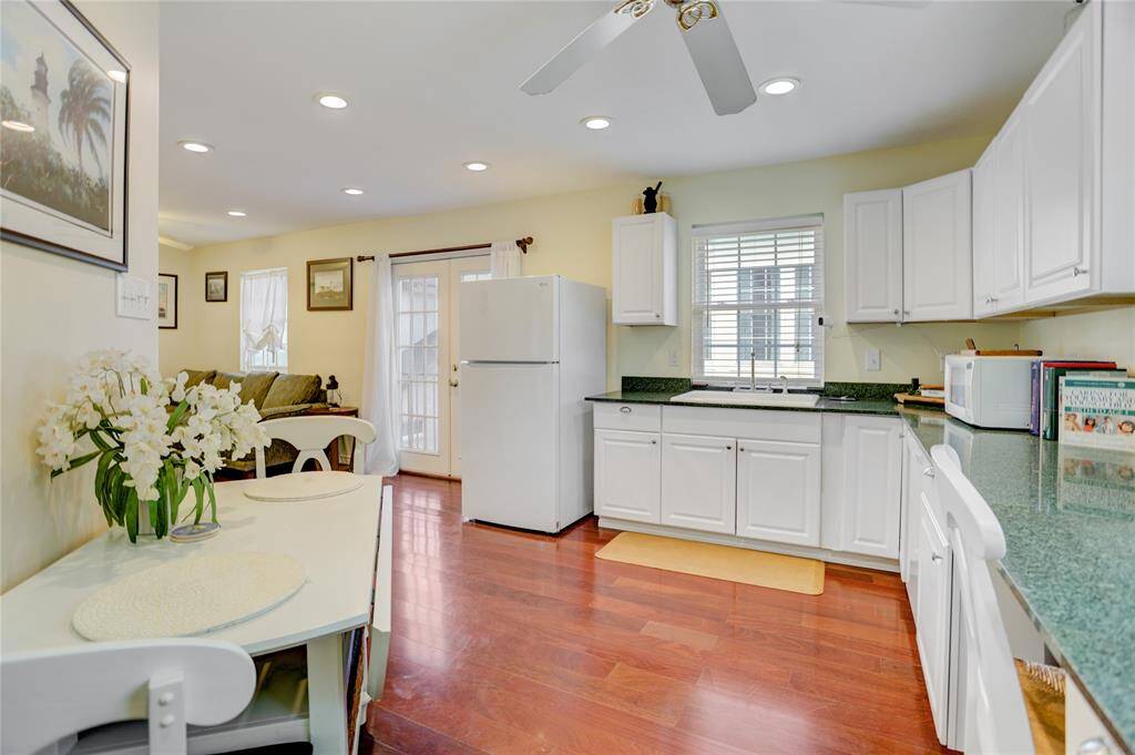 The garage apartment is just as comfortable as the main house. Hosting guests here is easy.