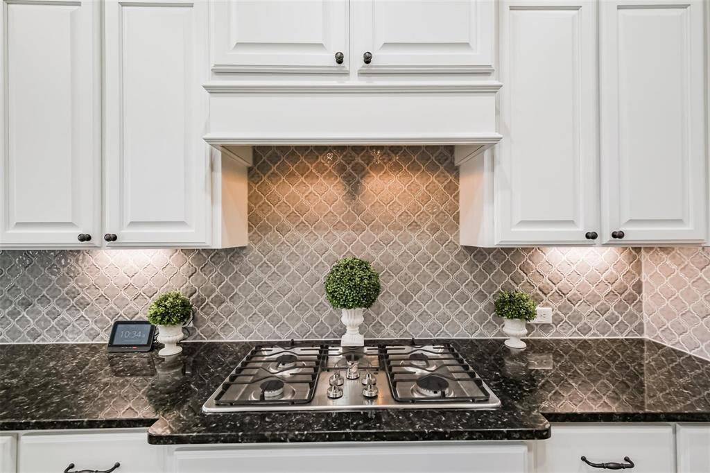 Beautiful tile backsplash andunder cabinet lighting is stunningin the evenings!