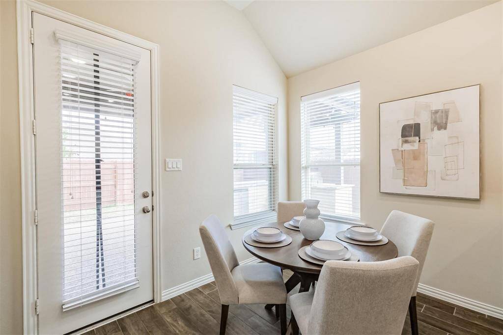 Breakfast room, and door to theoutdoor kitchen and pool!