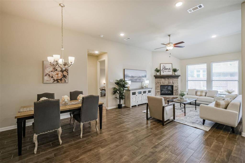 Dining area with room to growfor large gatherings.