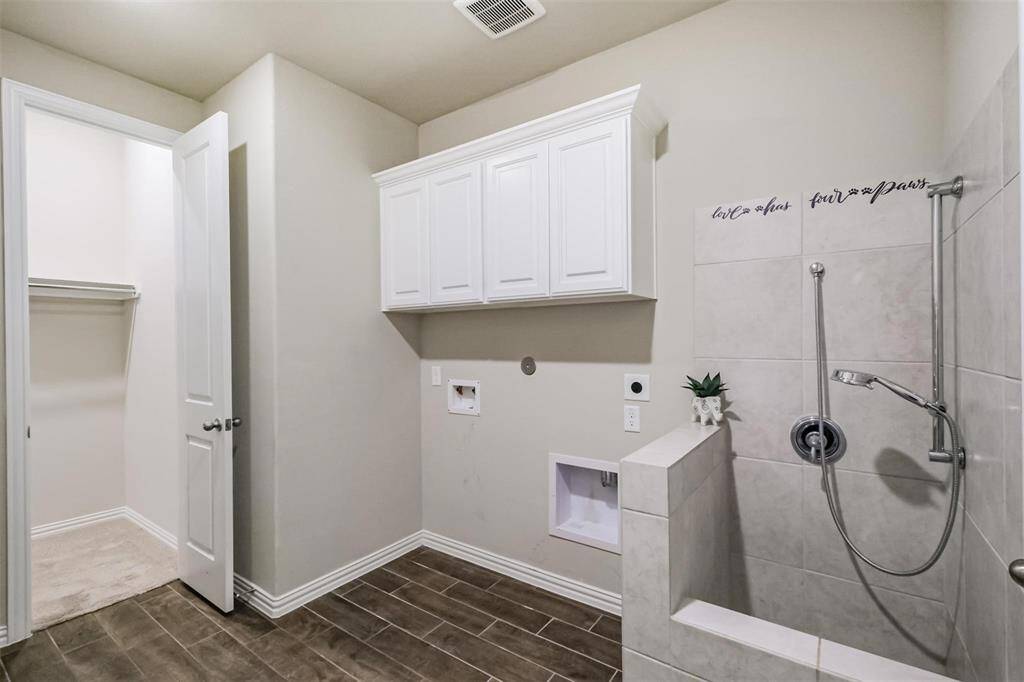 The current owners added aPET SPA/ DOG WASHINGSTATION! There are multipleuses for this space!