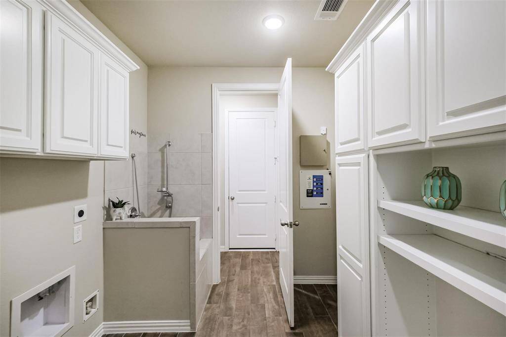 The current owners added adoor connecting the primarycloset to the utility room,GENIOUS AND CONVIENT!