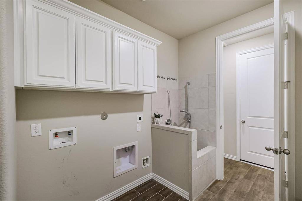 Extra storage and greatfunctional utility room!