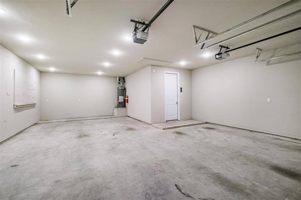 WOWZA!! Look at the size ofthis garage. It's a three cartandem garage plus a 5' widebumpout.