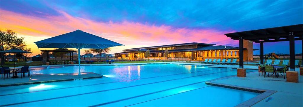 Pool and clubhouse, alsowalking or biking distance.