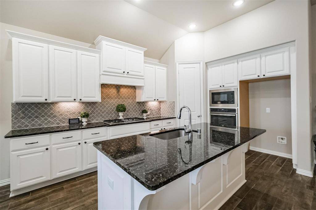 Large island kitchen withgourmet and deisgner upgrades!