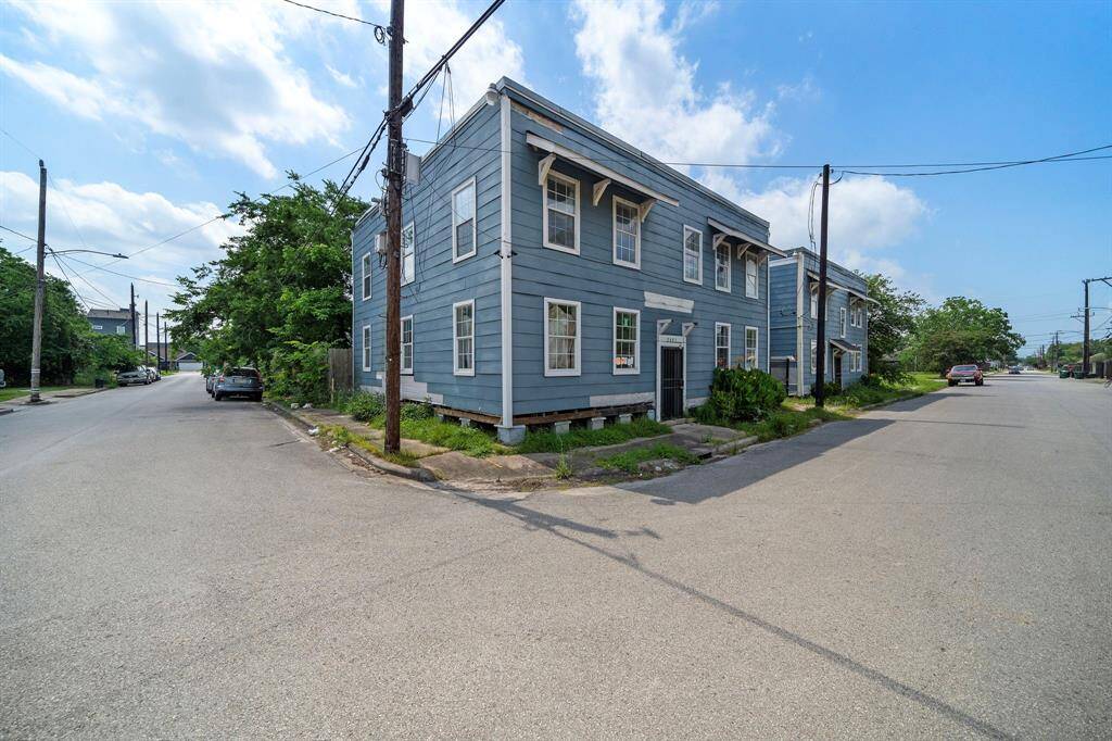 2401 & 2407 Sampson St is ready for the right Investor!
