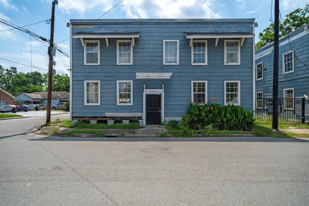Each Unit is 2 bedroom/1Full Bath & kitchen/livng area.