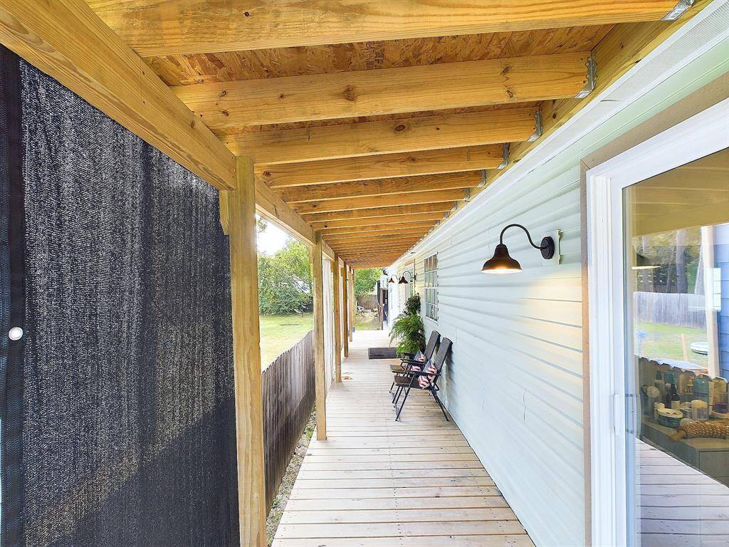 Covered side porch