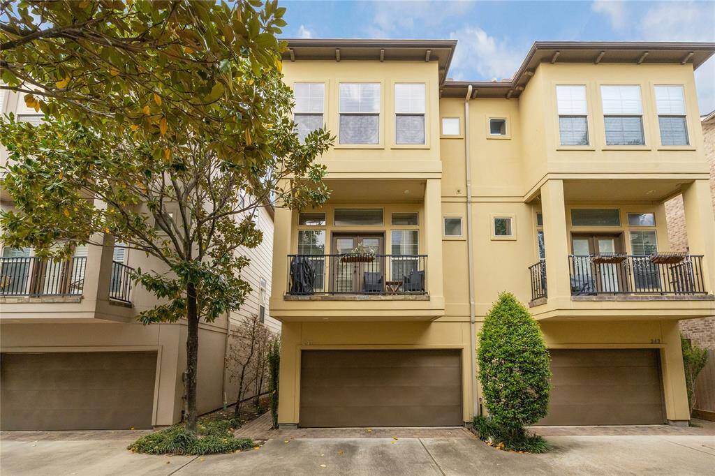 Spacious townhouse in the gated community of Detering Plaza.