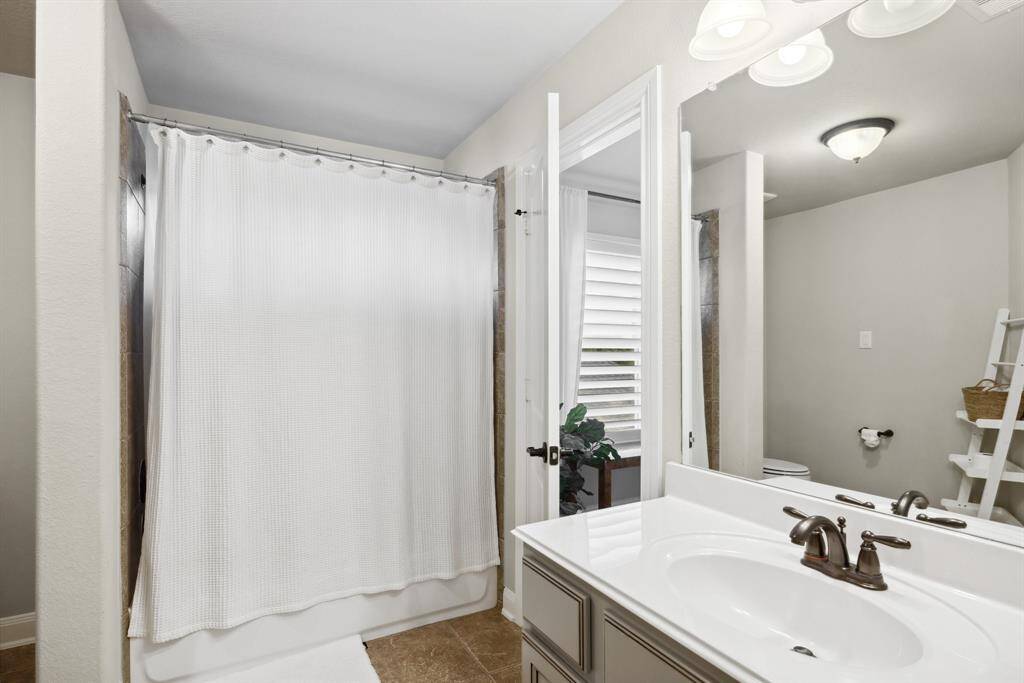 En-suite bath with access to game room