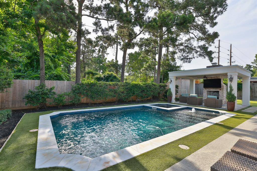 Complete privacy - no backyard neighbors