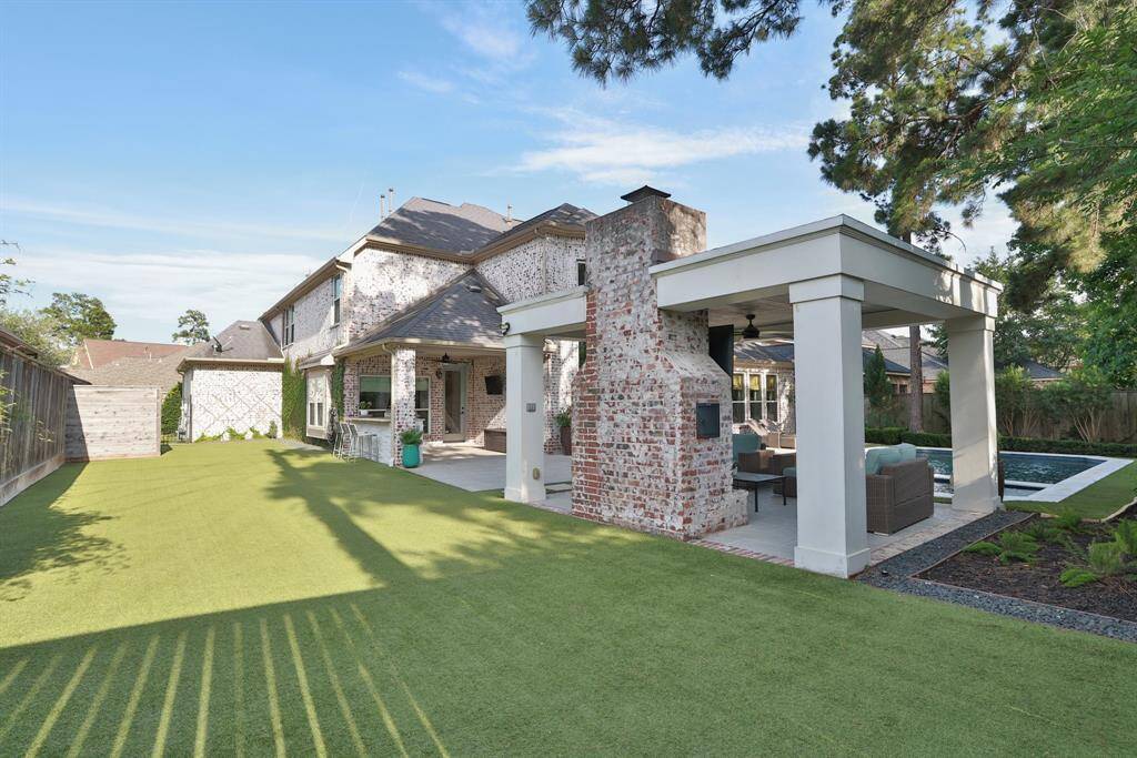 Large turf play area