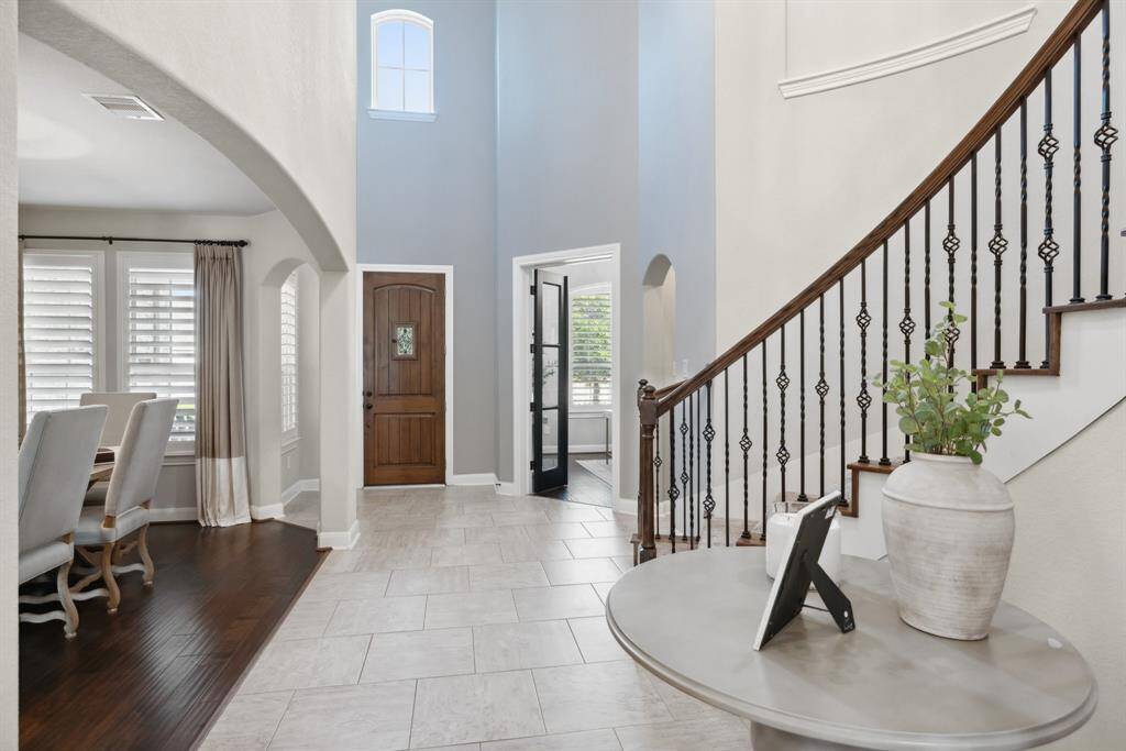 Study and Dining are located off front hall.