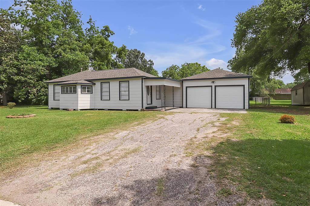 3 bed 2 bath in half acre, no HOA, no flood zone