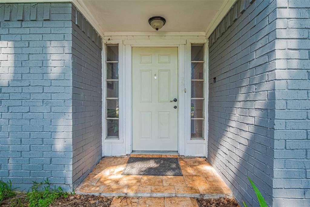 overed front entrance offers a warm welcome and a spot to stay dry on rainy days.