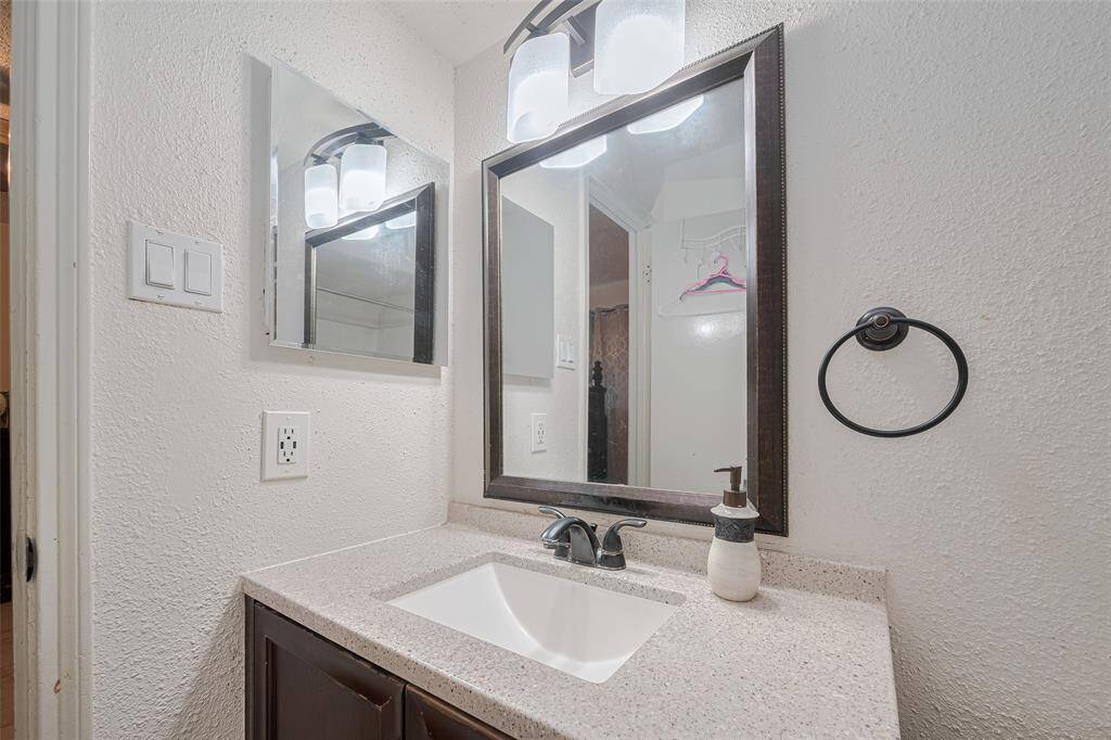 Bathroom with high ceilings